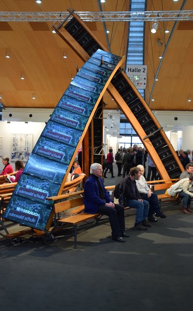 Künstlerisches Statement gegen den Missbrauch: Bernd Reiters Installation "(schein)heilig" aus sieben Kirchenbänken und 40 TV-Bildschirmen. Foto: ch