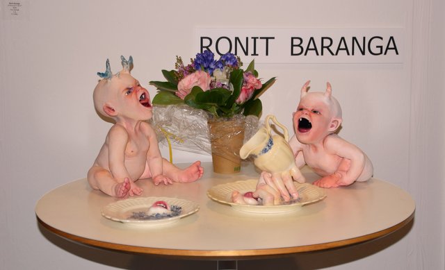 Gehörnte Säuglinge und "belebtes" Geschirr: Mit Werken der Israelin Ronit Baranga erregt die Galerie Klose Aufsehen. Foto: ch