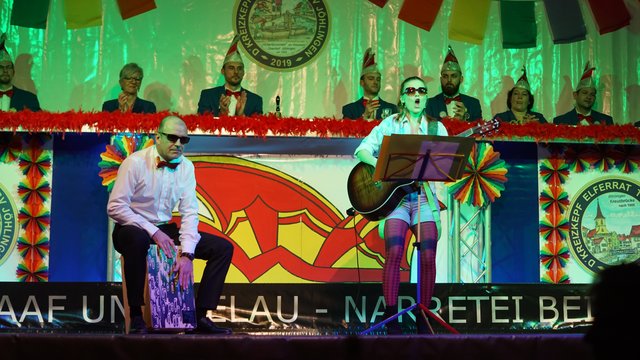 Sophia Hofheinz mit Papa Reiner am Cajon beim Nussschuesselblues