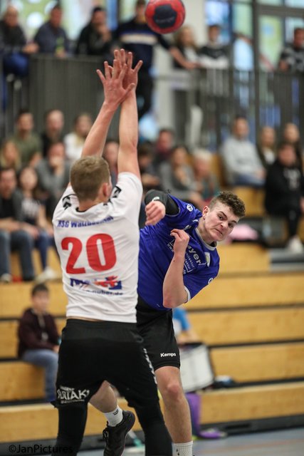 Jonas Ullrich von der SG Sulzfeld/Bretten links von der HSG Walzbachtal 2 Nicolas Lücke