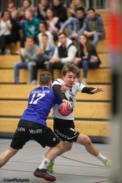 Am Ball Simon Zengerle ( 5 Tore ) von der HSG Walzbachtal 2 links von der SG Sulzfeld/Bretten Jonas Ullrich