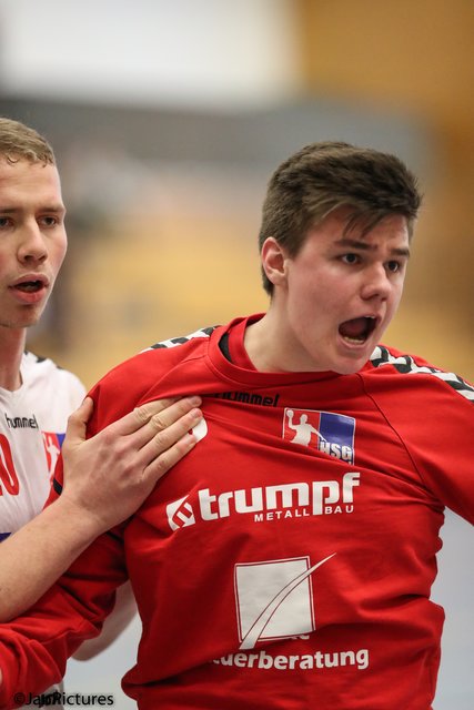 Torhüter Laurin Braun von der HSG Walzbachtal 2 rechts mit seinem Teamkollegen Nicolas Lücke