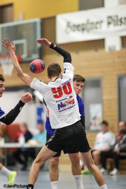 Patrick Hecker für die SG Sulzfeld/Bretten wirft Richtung Walzbachtaler Tor, trifft den Oberarm von Florian Fischer HSG Walzbachtal 2, beim Blick auf die Verformung des Balles ein Glück das nicht der Kopf von Fischer getroffen wurde.