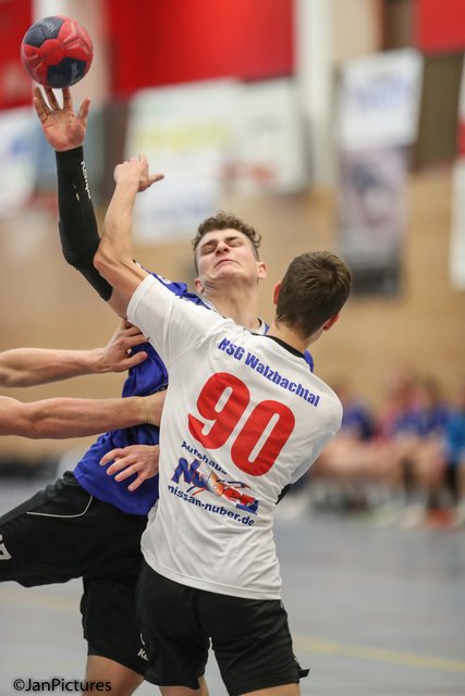 Jonas Ullrich von der SG Sulzfeld/Bretten bekommt die voll Härte der HSG Abwehr zu spühren. Florian Fischer mit der Nr. 90 bei der Arbeit.