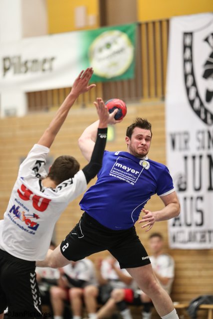 Am Ball Stefan Gottstein von der  SG Sulzfeld/Bretten konnte mit seinen 8 Treffern die Wende  im Spiel nicht verhindern. Links  mit der Nr. 90 Florian Fischer beide HSG Walzbachtal 2