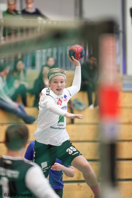 Am Ball für die HSG Walzbachtal 2 Sven Erkert. Im Brettener Tor Florian Tüx