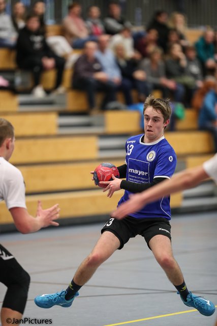 Luis Faulhaber am Ball von der SG Sulzfeld/Bretten