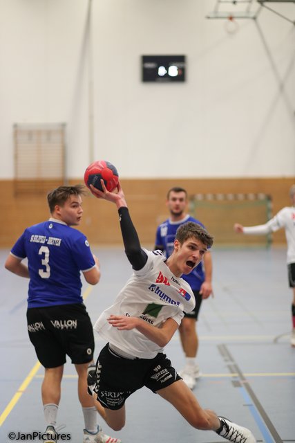 Florian Fischer am Ball für die HSG Walzbachtal 2