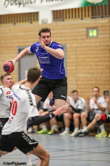 Am Ball Stefan Gottstein von der  SG Sulzfeld/Bretten konnte mit seinen 8 Treffern die Wende  im Spiel nicht verhindern.