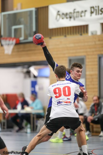 Am Ball Jonas Ullrich von der SG Sulzfeld/Bretten links Florian Fischer von der HSG Walzbachtal 2