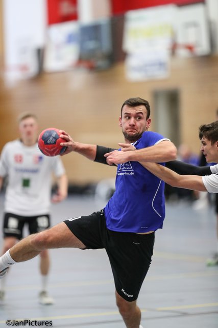 Am Ball Johannes Pitz von der  SG Sulzfeld/Bretten
