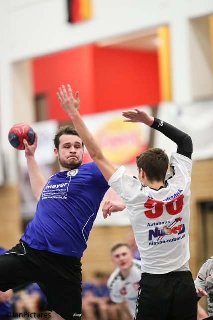 Am Ball Stefan Gottstein von der  SG Sulzfeld/Bretten konnte mit seinen 8 Treffern die Wende  im Spiel nicht verhindern. Links  mit der Nr. 90 Florian Fischer beide HSG Walzbachtal 2