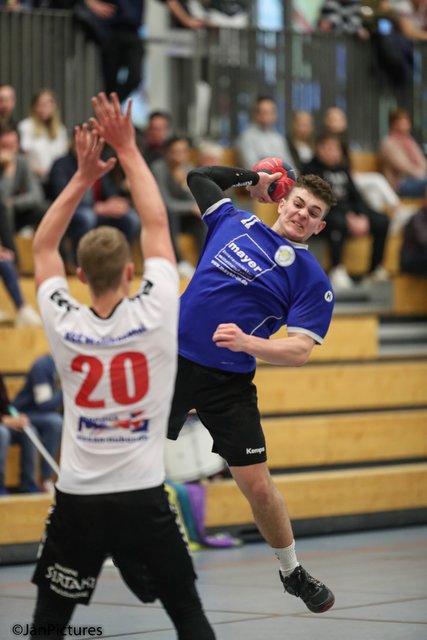 Jonas Ullrich von der SG Sulzfeld/Bretten links von der HSG Walzbachtal 2 Nicolas Lücke