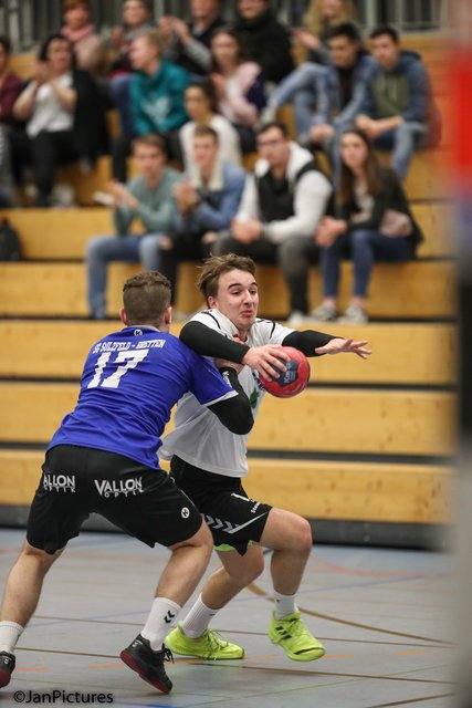 Am Ball Simon Zengerle ( 5 Tore ) von der HSG Walzbachtal 2 links von der SG Sulzfeld/Bretten Jonas Ullrich