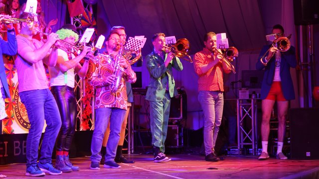 Elferrat and Friends mit Livemusik