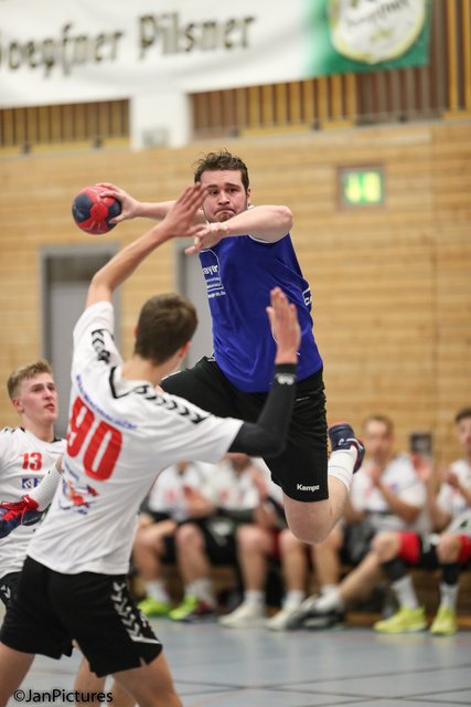 Am Ball Stefan Gottstein von der  SG Sulzfeld/Bretten konnte mit seinen 8 Treffern die Wende  im Spiel nicht verhindern. Links dahinter Yannick Neumann und vor ihm mit der Nr. 90 Florian Fischer beide HSG Walzbachtal 2