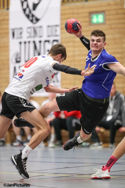 Am Ball Jonas Ullrich von der SG Sulzfeld/Bretten links Florian Fischer von der HSG Walzbachtal 2