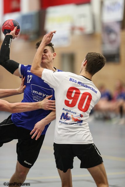 Jonas Ullrich von der SG Sulzfeld/Bretten bekommt die voll Härte der HSG Abwehr zu spühren. Florian Fischer mit der Nr. 90 bei der Arbeit.