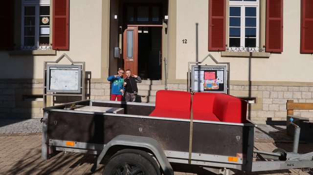 Dieses fast ganz neue rote Sofa wurde an Libli.de gespendet, eine neue Mutter-Kind-Wohngruppe in Helmsheim.