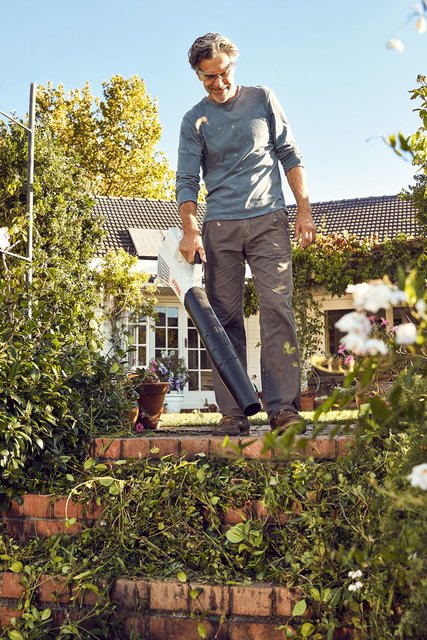 Akkubetriebene und daher leise Blasgeräte beseitigen letzte Überbleibsel des Winters. Foto: djd/STIHL