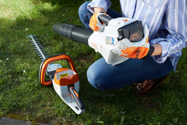 Akku-Geräte ermöglichen ein leises und mobiles Arbeiten im Garten. Praktisch sind Systeme, bei denen der Energiespender beliebig für verschiedenste Geräte genutzt werden kann. Foto: djd/STIHL