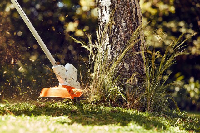 Eine Akku-Sense beseitigt störenden Wildwuchs rund um Bäume oder unter Hecken im Handumdrehen. Foto: djd/STIHL