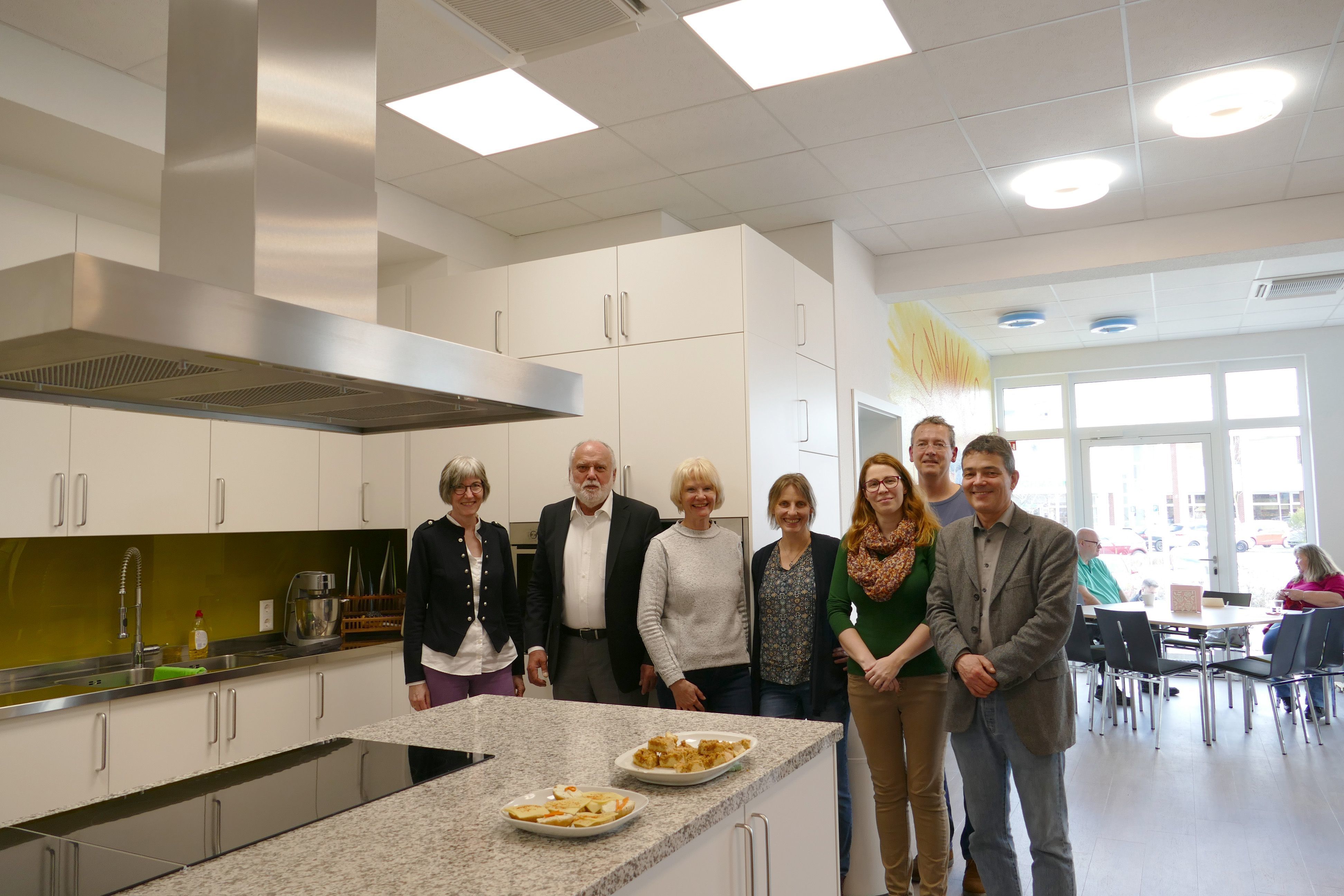 Foto: Diakonisches Werk in Bretten
V.l.n.r.: Anja Jäckle, Dr. Peter Leinberger (Dr.Gaide-Stiftung), Gerlinde Tacik (Stork Die Einrichtung), Karin Kalenda, Peter Vorndran, Janine Herzog, Achim Lechner (Dienststellenleiter Diakonisches Werk Bretten).