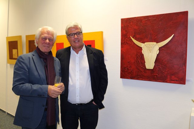 Zwei Rupps im Gespräch: Gondelsheims Bürgermeister Markus Rupp (rechts) gratulierte seinem Namensvetter Heinz Rupp (links) zu dessen Ausstellung. | Foto: hk