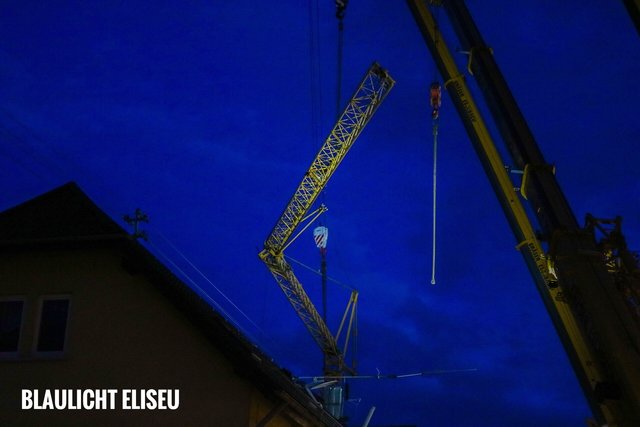 Havarierter Baukran wird aufgerichtet. (Foto: Elija Ferrigno)