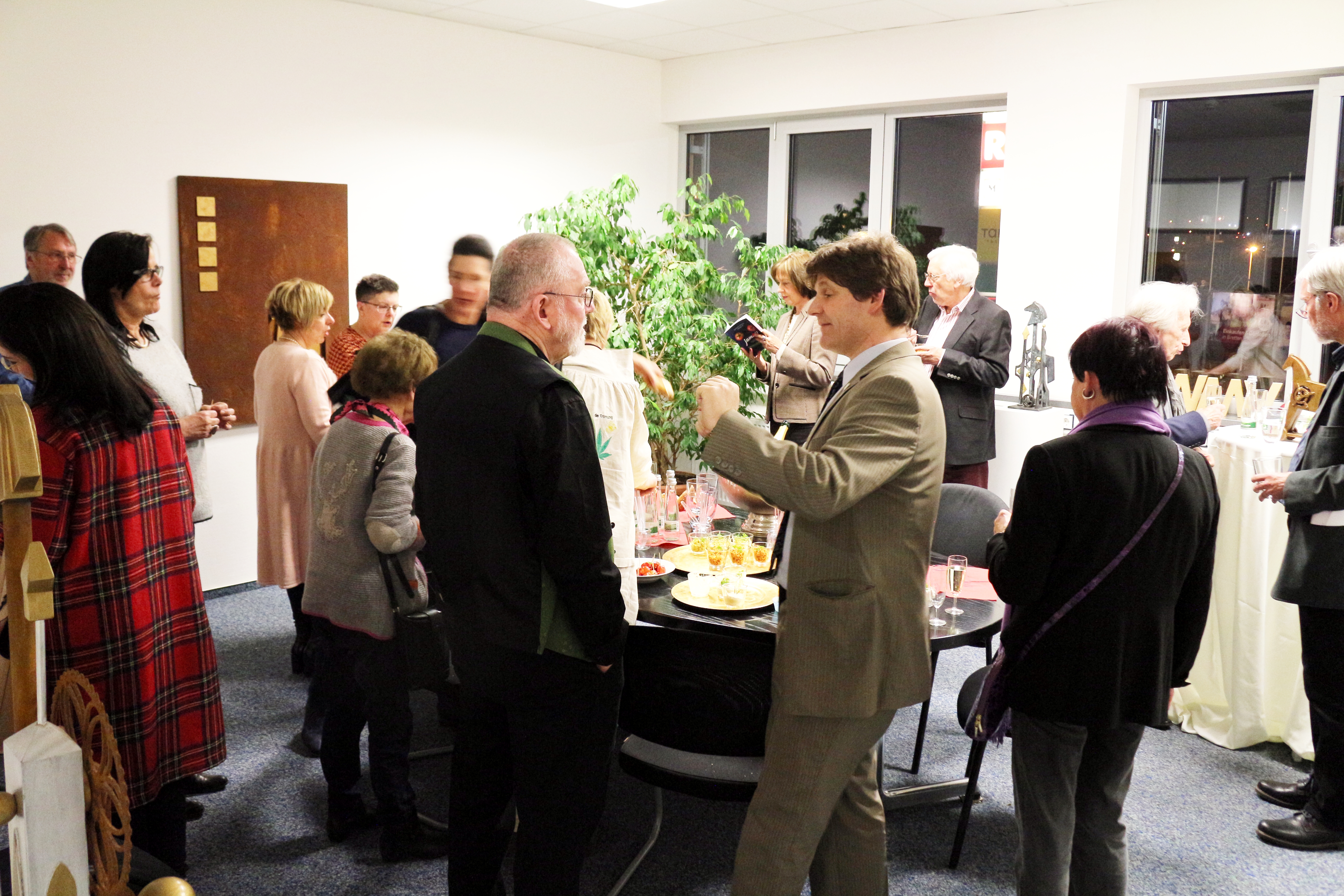 Zwischen Bildern, Skulpturen und kaltem Buffet: Nach der Einführung in Leben und Werk von Heinz Rupp war ausreichend Zeit für inspirierende Gespräche.