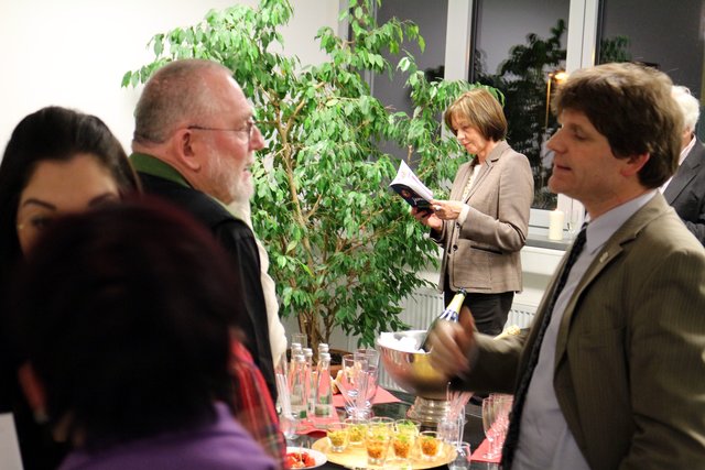 Kunst oder Politik? Brettens Bürgermeister Michael Nöltner (rechts) und Die Linke-Stadtrat Hermann Fülberth im Smalltalk. | Foto: hk