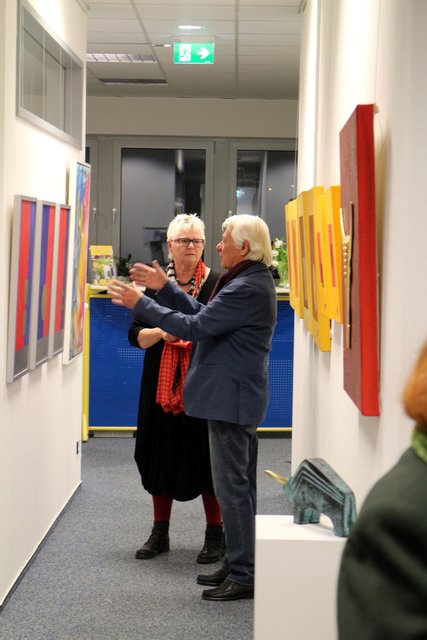 Der Künstler erklärt: Für die Gäste nahm sich Heinz Rupp viel Zeit. | Foto: hk