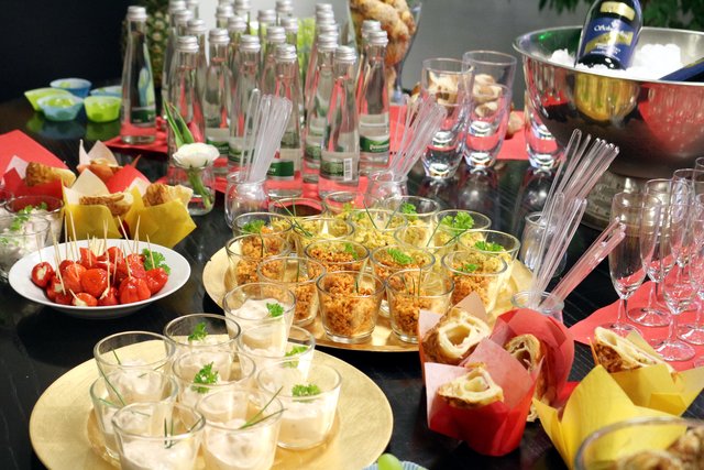 Köstliches Buffet: Nach der Einführung durften die Gäste herzhaft zugreifen. | Foto: hk