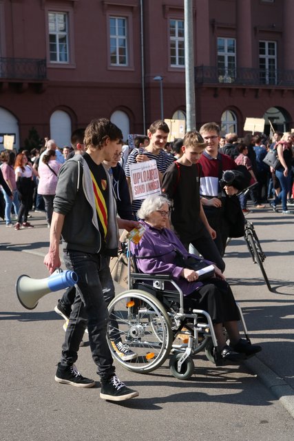 YouTube-Star Marmeladenoma mit Enkel Janik am Karlsruher Marktplatz. (Foto: Elija Ferrigno)