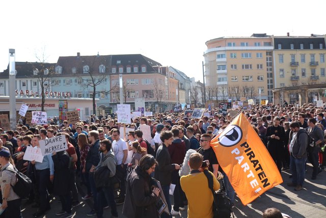 5000 Teilnehmer versammeln sich am Stephanplatz in Karlsruhe (Foto: Elija Ferrigno)