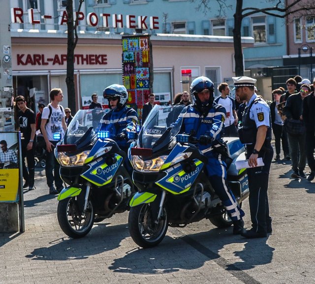 Polizei Motorradstaffel eskortiert die Artikel 13 Demo (Foto: Elija Ferrigno)
