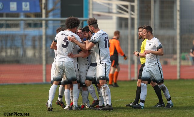 Das 2: 0 vom VfB Bretten, durch Tobias Hammes. wird zusammen gefeiert. SV Langensteinbach