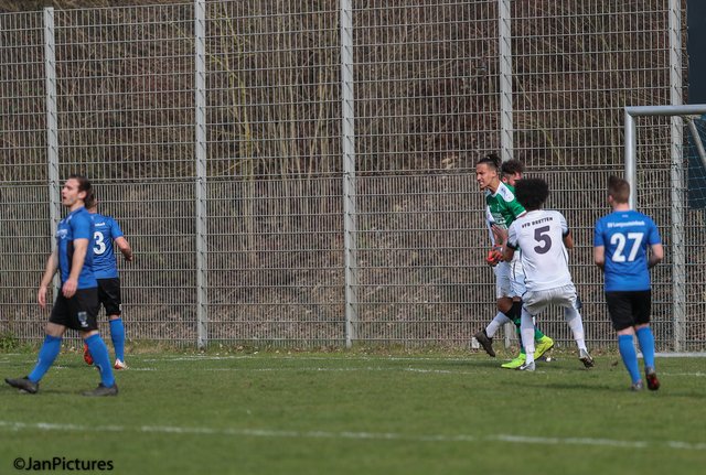 Schlüsselszene in der Partie, VfB Keeper Lafia hält den Elfmeter von Langensteinbachs Riedel