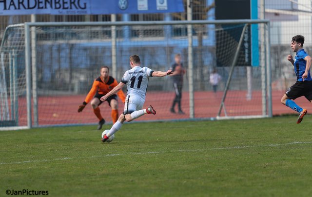 Auf dem Weg zum 2: 0 für seinen VfB Bretten, Tobias Hammes zieht ab. Patrick Fabry vom SV Langensteinbach ist überwunden.