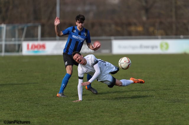 Nikolai Albrecht vom VfB Bretten wird von der Nr. 22 Aleksov vom SV Langensteinbach von den Beinen geholt