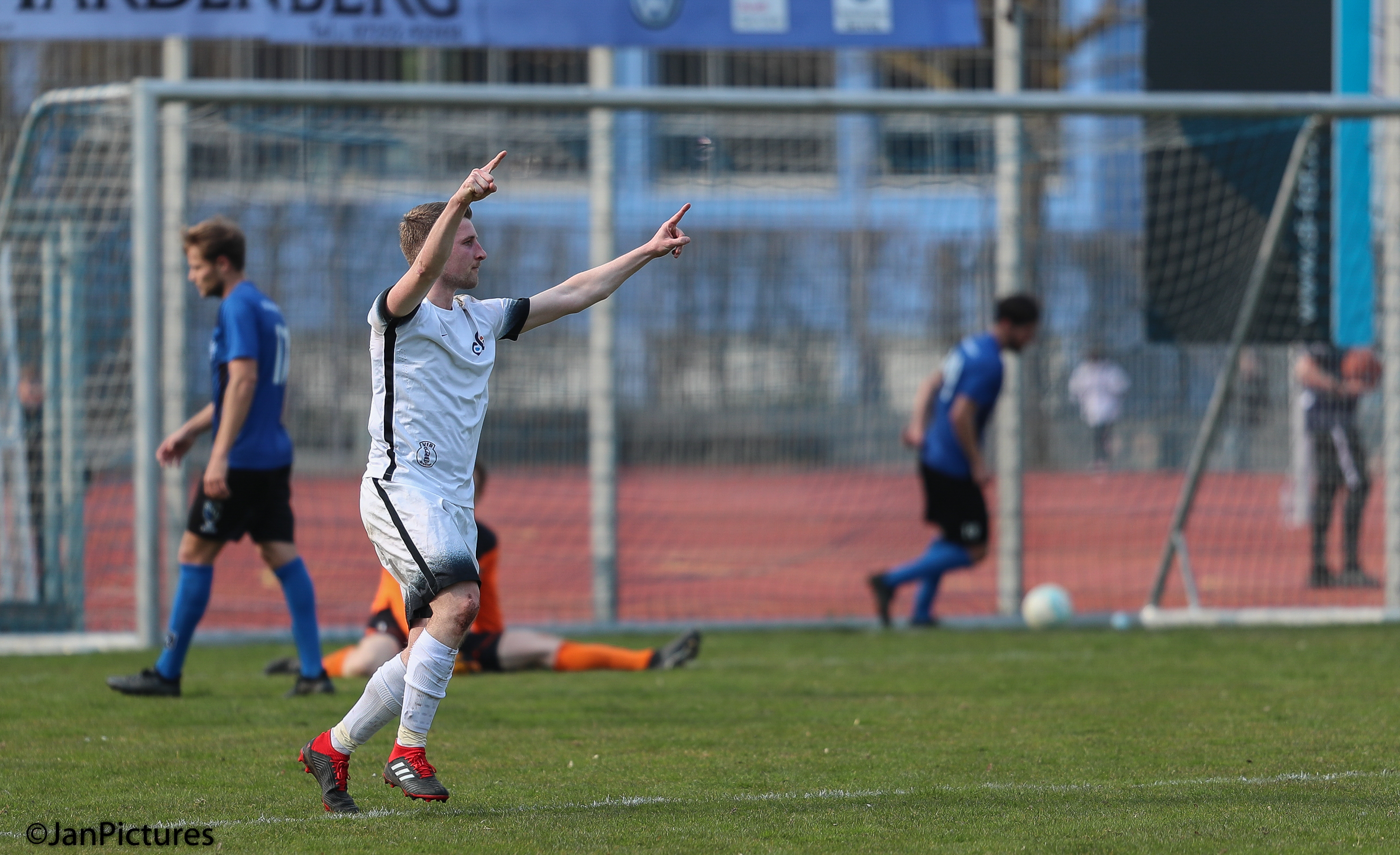 Das 2: 0 für seinen VfB Bretten, Tobias Hammes. Patrick Fabry und seine Abwehr vom SV Langensteinbach sind überwunden.