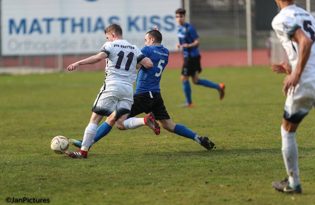 Arbeitete viel für seine Mannschaft, Tobias Hammes vom VfB Bretten, hier im Zweikampf mit Lukas Rupp vom SV Langensteinbach
