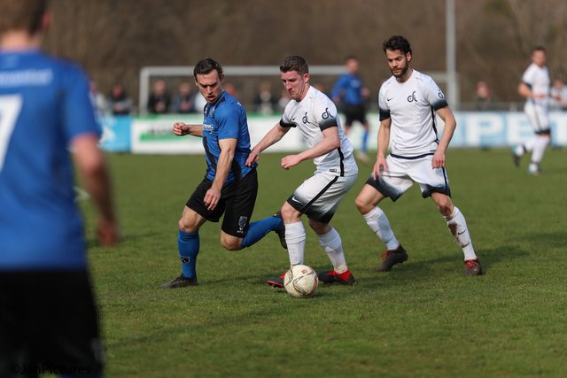 Arbeitete viel für seine Mannschaft, Tobias Hammes vom VfB Bretten, hier am Ball im Zweikampf mit Riedel vom SV Langensteinbach