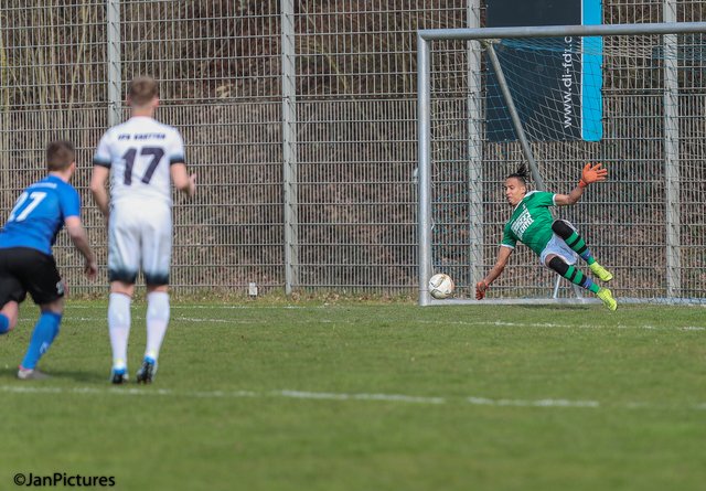 Schlüsselszene in der Partie, VfB Keeper Lafia hält den Elfmeter von Langensteinbachs Riedel