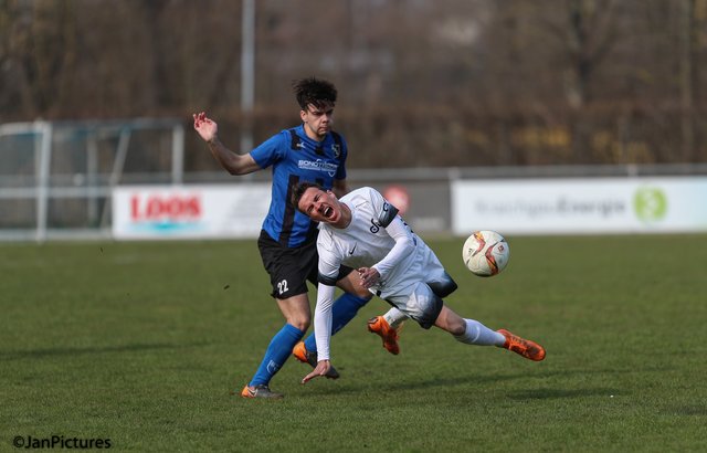 Nikolai Albrecht vom VfB Bretten wird von der Nr. 22 Aleksov vom SV Langensteinbach von den Beinen geholt
