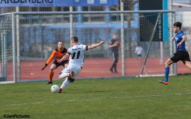 Auf dem Weg zum 2: 0 für seinen VfB Bretten, Tobias Hammes zieht ab. Patrick Fabry vom SV Langensteinbach ist überwunden.