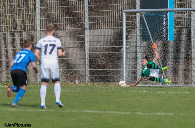Schlüsselszene in der Partie, VfB Keeper Lafia hält den Elfmeter von Langensteinbachs Riedel