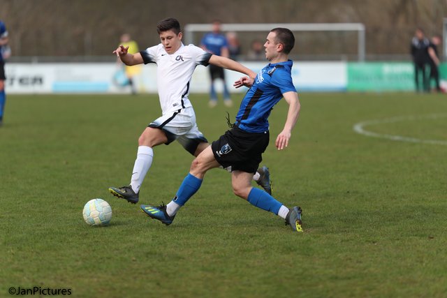 Lukas Dorwarth vom VfB Bretten, links, erzeilt den ersten Treffer in der Partie. Rechts die Nr.  Lukas Rupp vom SV Langensteinbach.