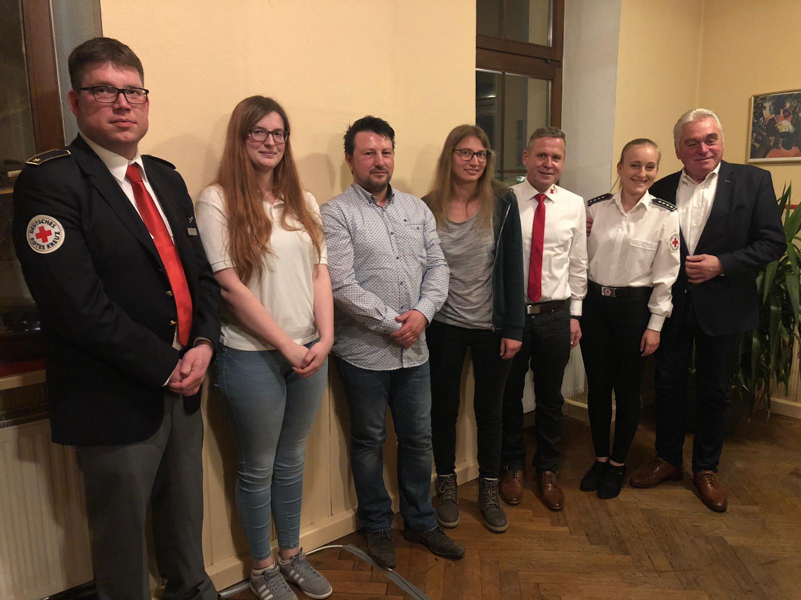 Ehrungen beim DRK: v.l.n.r. Unterkreisbereitschaftsleiter Jörg Klebsattel, Kim Frank, Markus Winter, Kristin Pisot, Vorsitzender Markus Wächter, Bereitschaftsleiterin Ivana Pejic, Vorsitzender
des DRK-Kreisverbandes Karlsruhe, Heribert Rech.