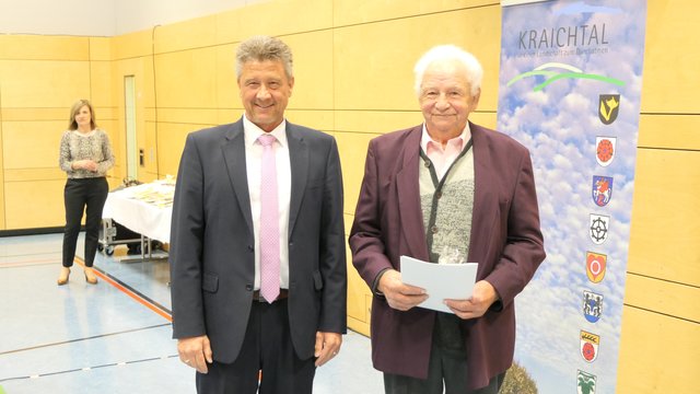 Bürgermeister Ulrich Hintermayer zusammen mit Rudi Zimmermann aus Oberöwisheim, vielen besser bekannt als „Krummholz“, beim Ehrenabend der Stadt Kraichtal in der Mehrzweckhalle Menzingen. | Foto: Stadt Kraichtal/sn